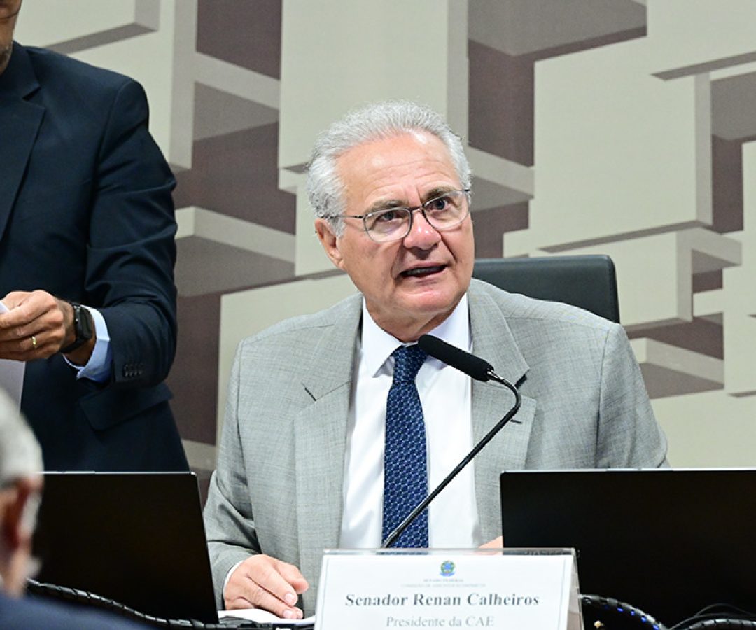 À mesa, presidente da CAE, senador Renan Calheiros (MDB-AL), conduz reunião.
