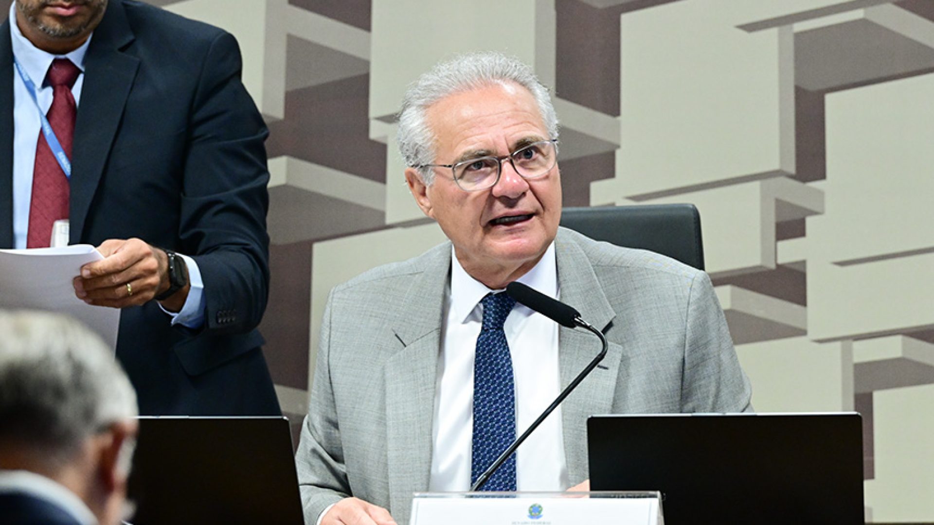 À mesa, presidente da CAE, senador Renan Calheiros (MDB-AL), conduz reunião.