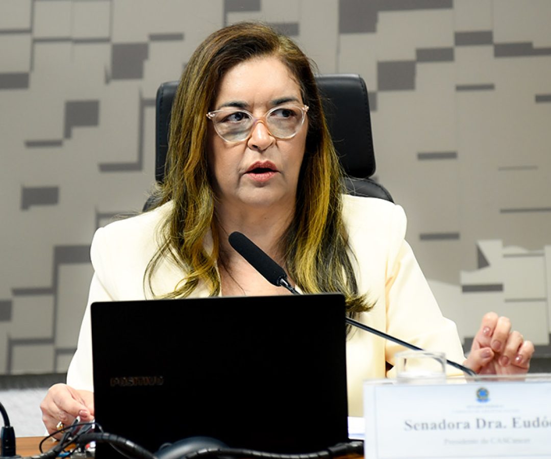À mesa, presidente da CASCANCER, senadora Dra. Eudócia (PL-AL) conduz reunião.