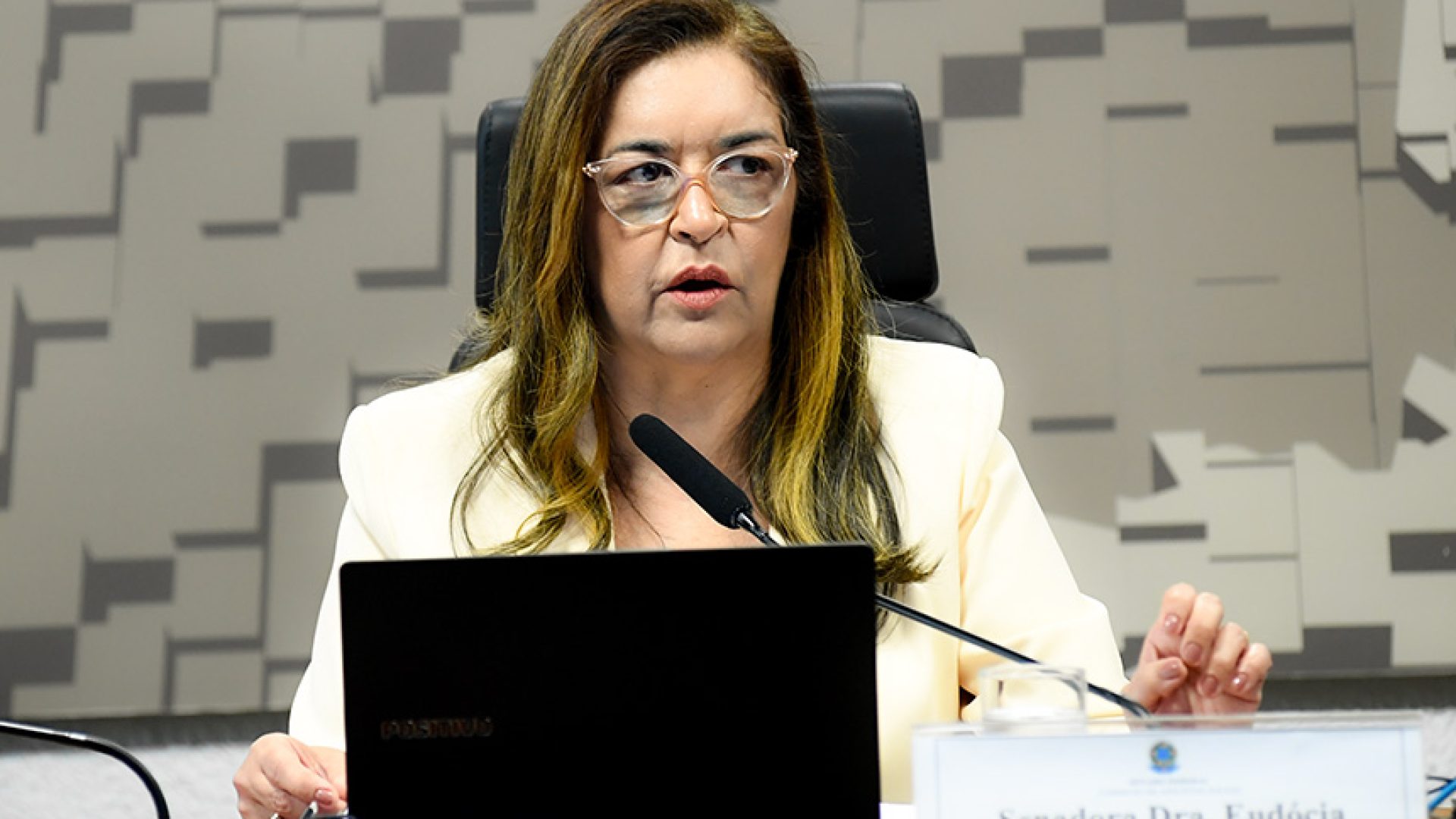 À mesa, presidente da CASCANCER, senadora Dra. Eudócia (PL-AL) conduz reunião.