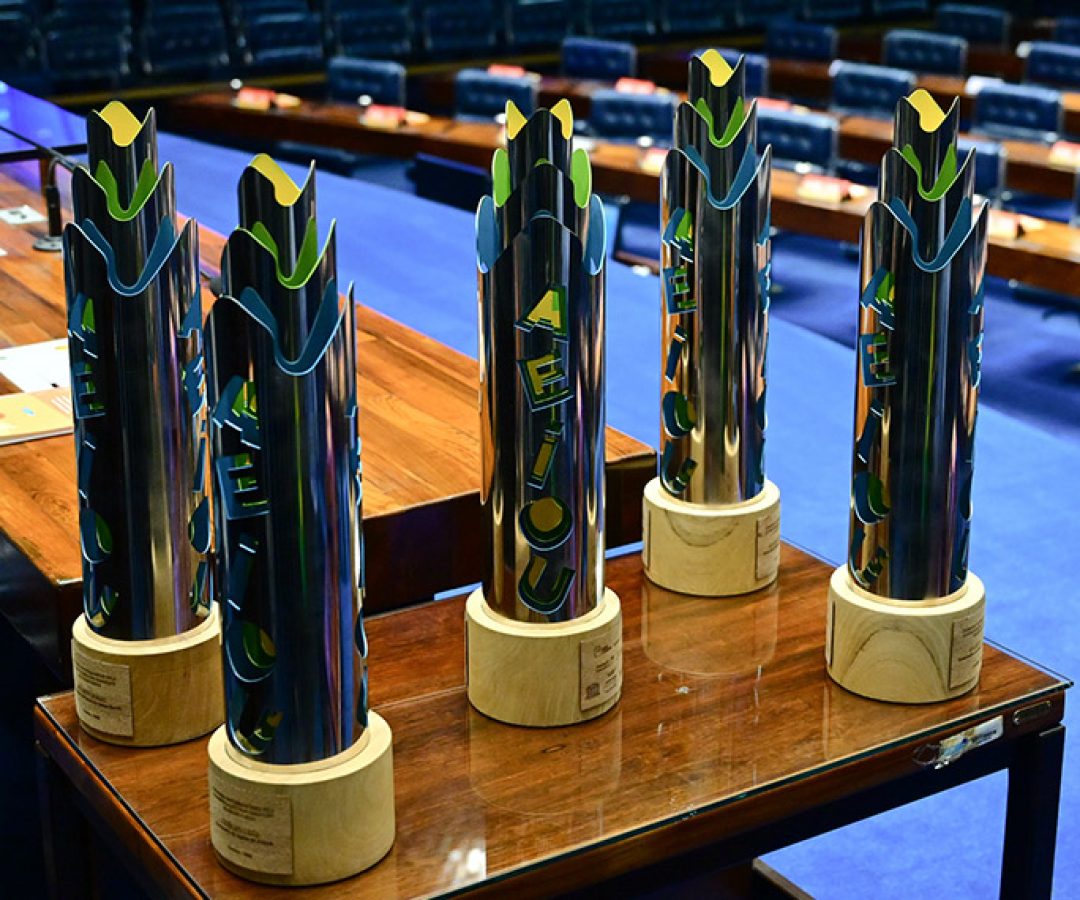 Troféus em destaque.