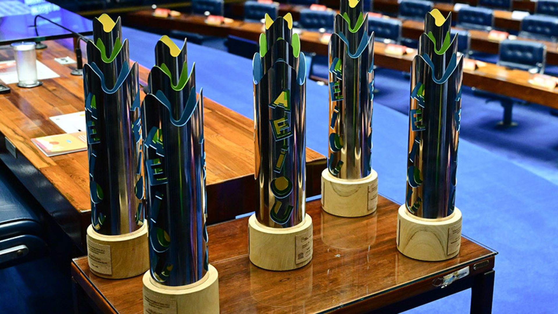 Troféus em destaque.