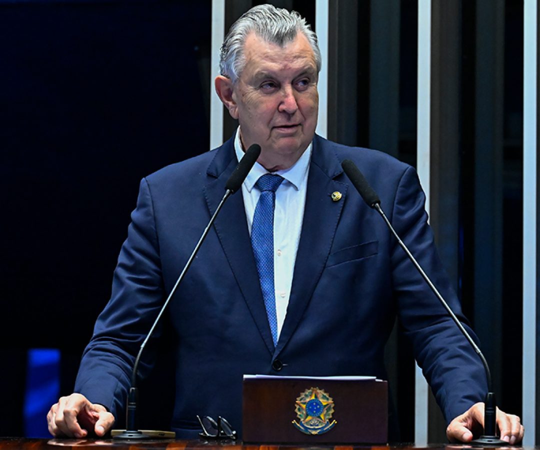 À tribuna, em discurso, senador Luis Carlos Heinze (PP-RS).