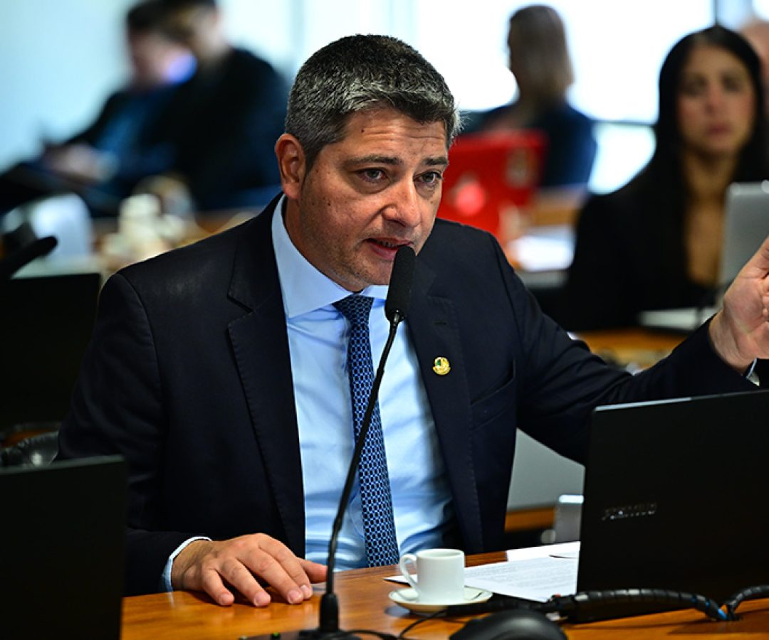 Em pronunciamento, à bancada, relator do PL 1.802/2024, senador Carlos Portinho (PL-RJ).