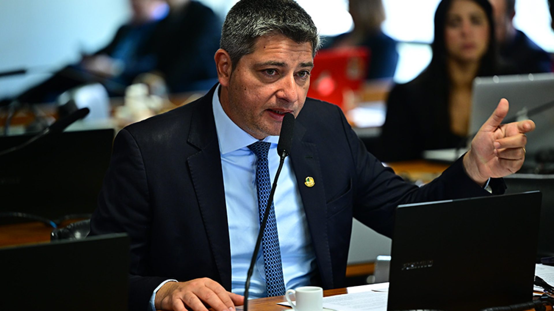 Em pronunciamento, à bancada, relator do PL 1.802/2024, senador Carlos Portinho (PL-RJ).
