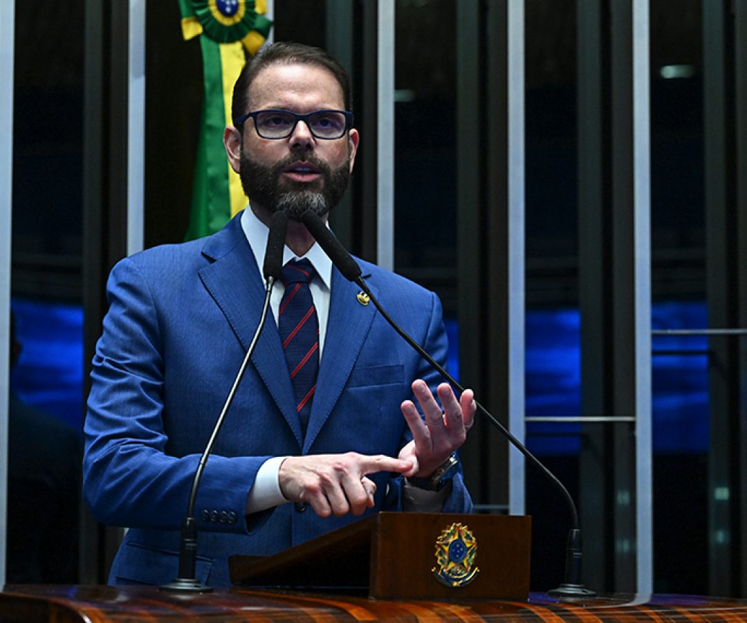 À tribuna, em discurso, senador Jorge Seif (PL-SC).