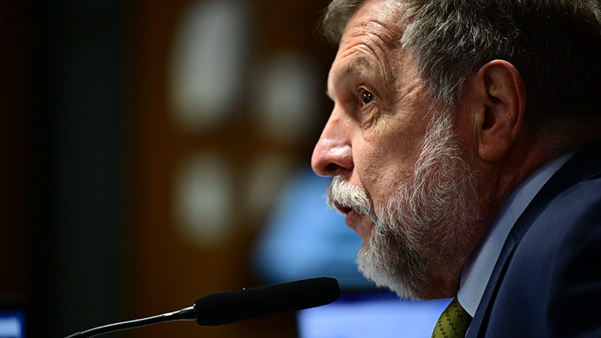 Em pronunciamento, à bancada, senador Flávio Arns (PSB-PR).