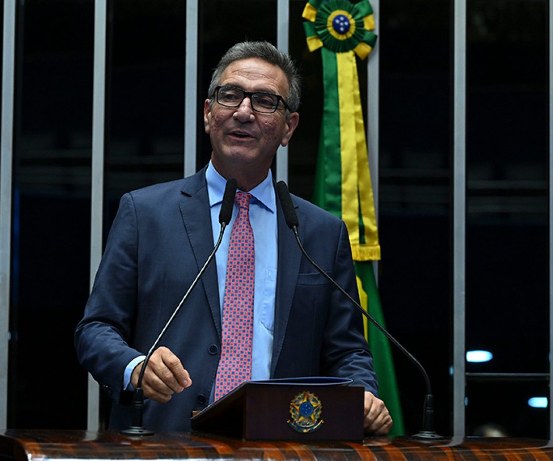 À tribuna, em discurso, senador Lucas Barreto (PSD-AP).