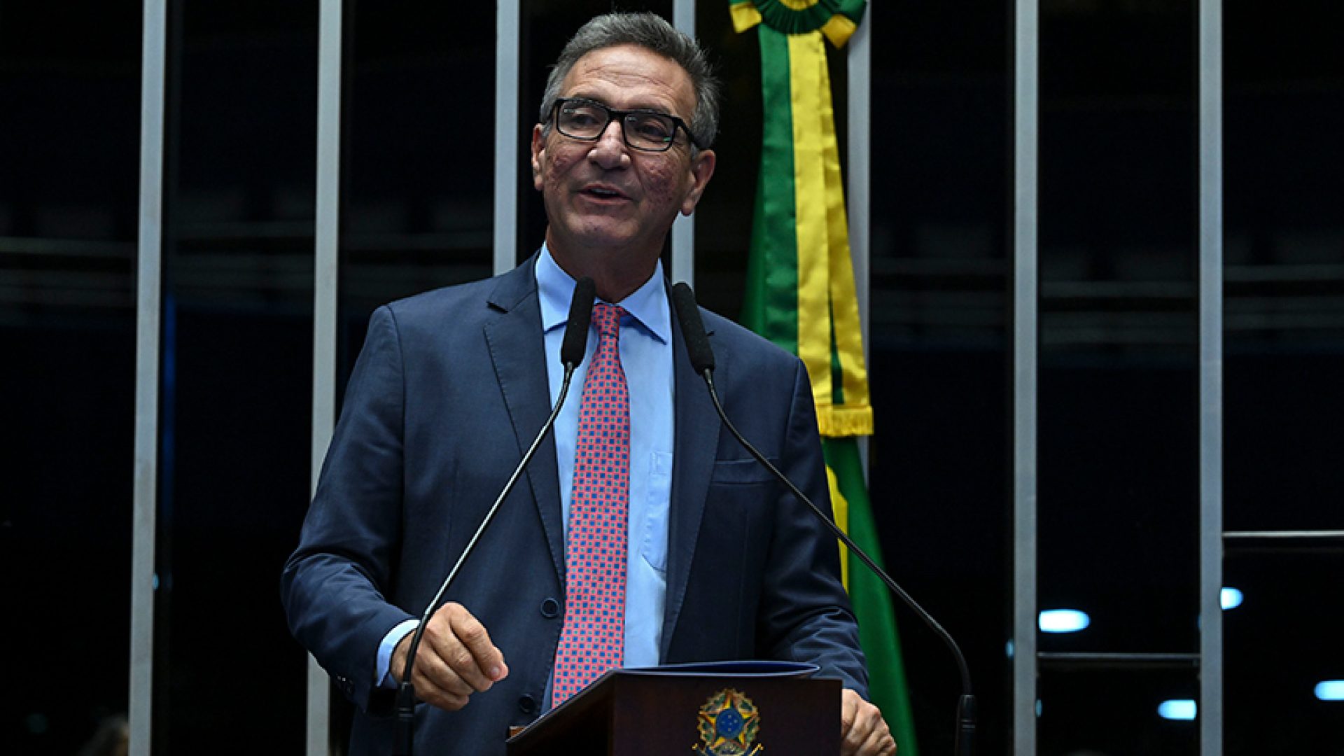 À tribuna, em discurso, senador Lucas Barreto (PSD-AP).