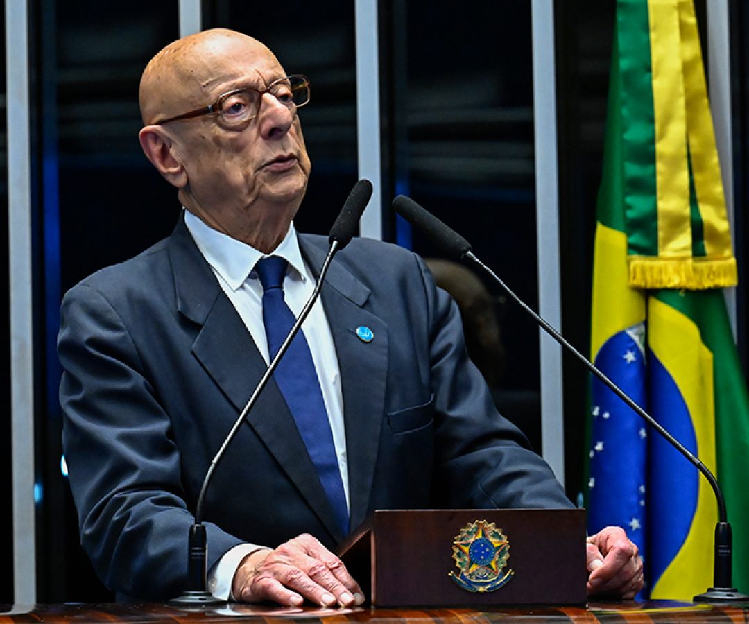 À tribuna, em discurso, senador Esperidião Amin (PP-SC).