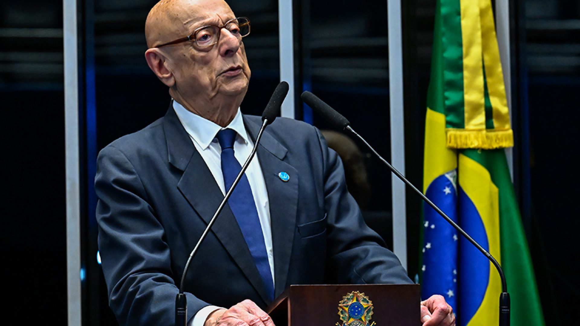 À tribuna, em discurso, senador Esperidião Amin (PP-SC).
