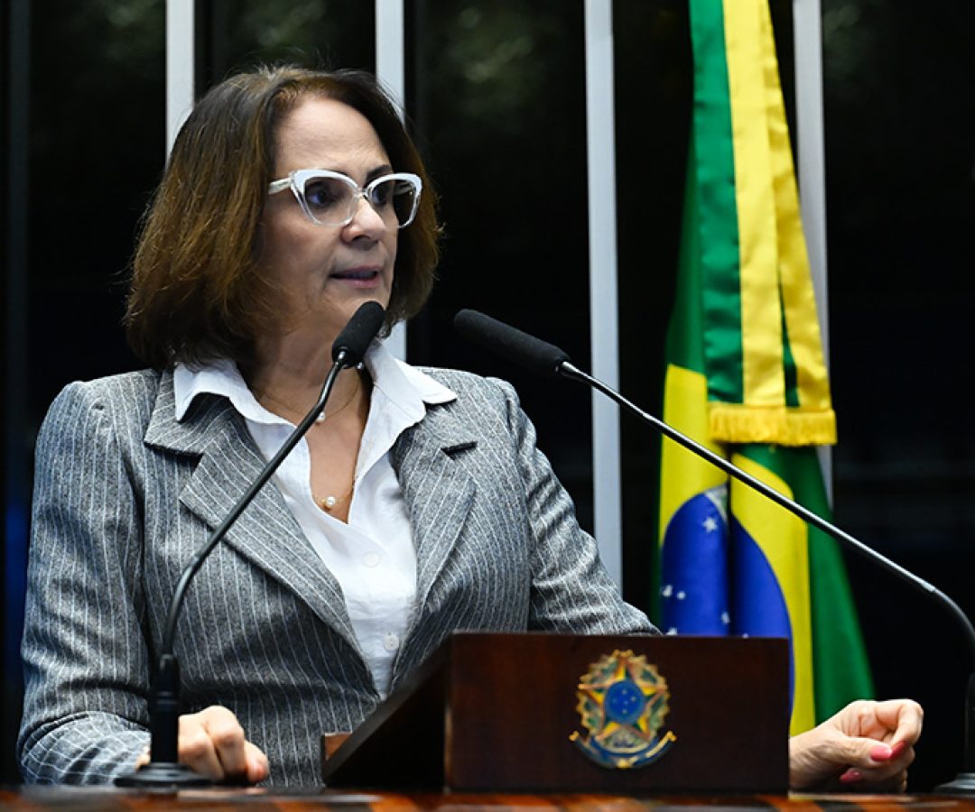 À tribuna, em discurso, senadora Damares Alves (Republicanos-DF).