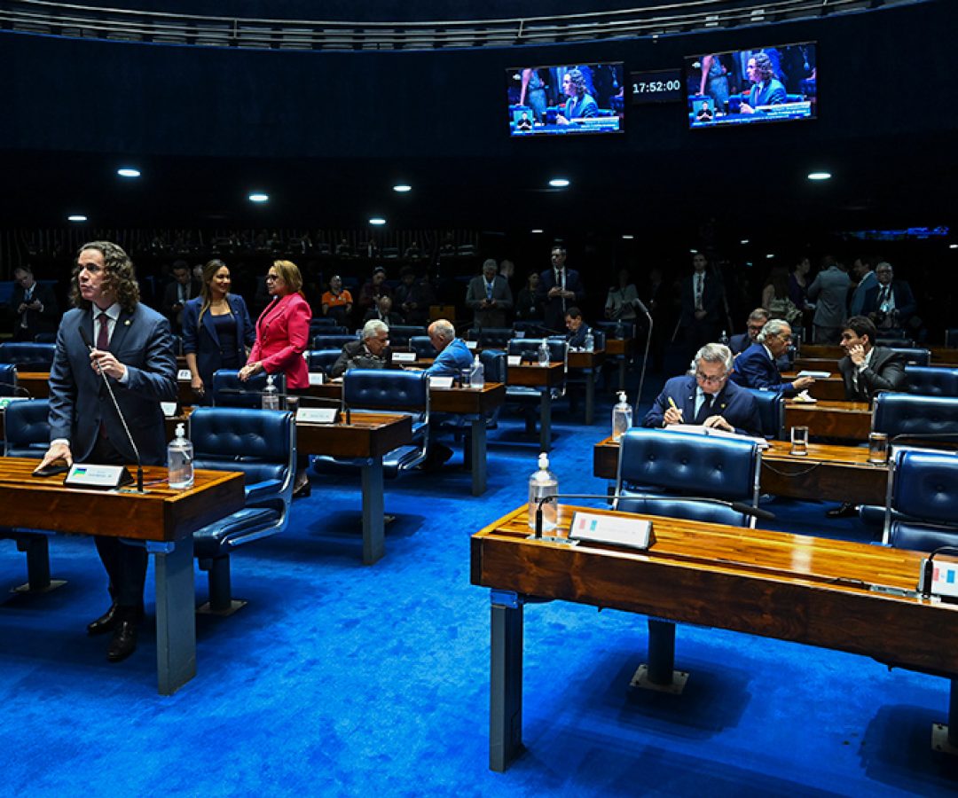 À bancada, em pronunciamento, senador Veneziano Vital do Rêgo (MDB-PB).
