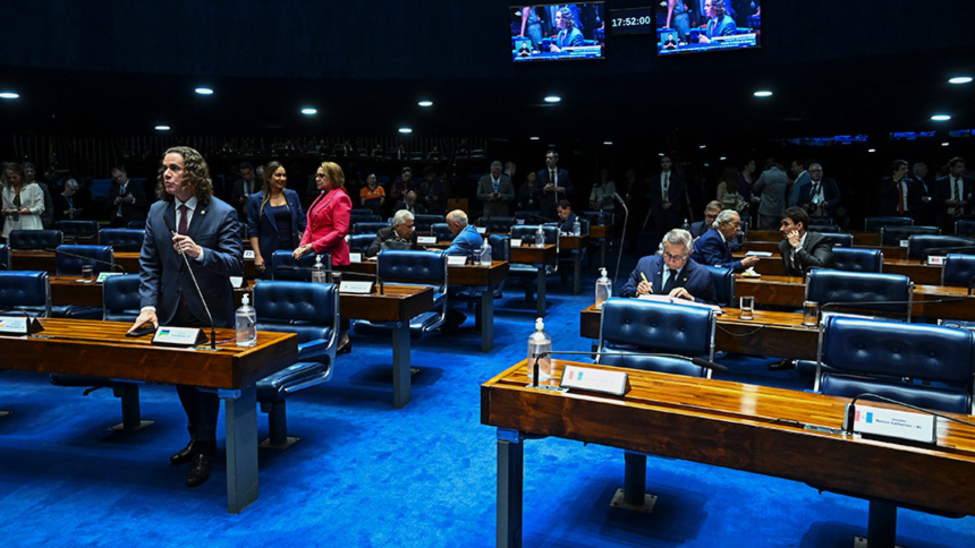 À bancada, em pronunciamento, senador Veneziano Vital do Rêgo (MDB-PB).
