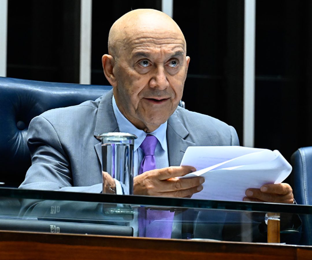 À mesa, 2º secretário da Mesa do Senado Federal, senador Confúcio Moura (MDB-RO), conduz sessão.