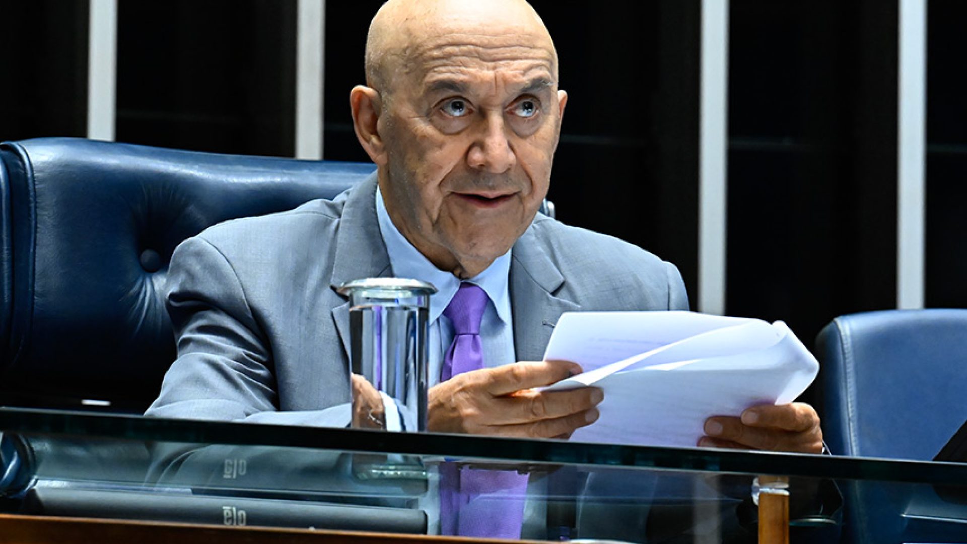 À mesa, 2º secretário da Mesa do Senado Federal, senador Confúcio Moura (MDB-RO), conduz sessão.