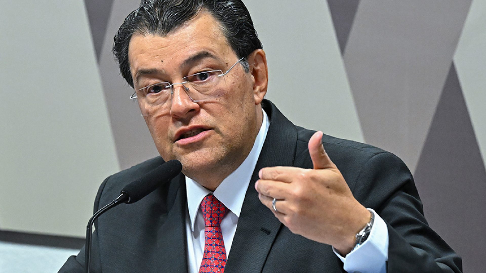 Adiada votação da MP que busca limitar custos da energia ao consumidor — Senado Notícias