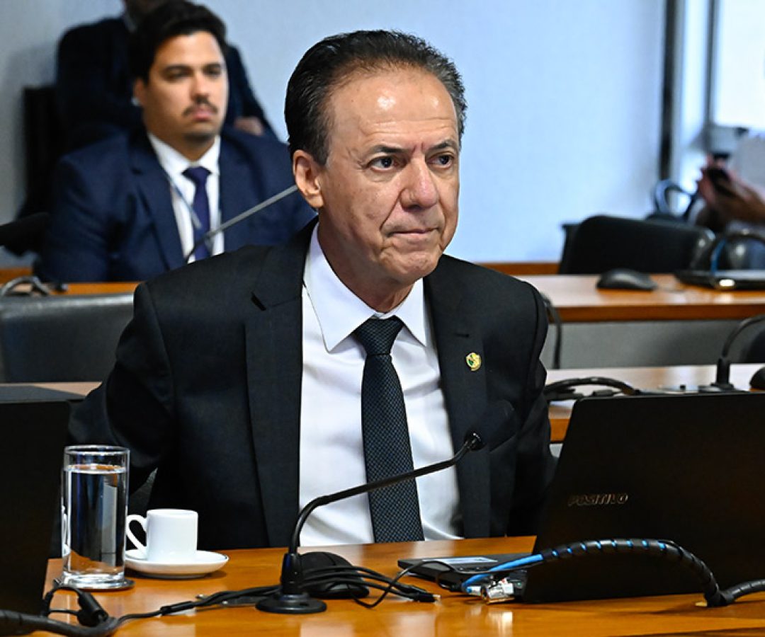 Em pronunciamento, à bancada, senador Pedro Chaves (MDB-GO).