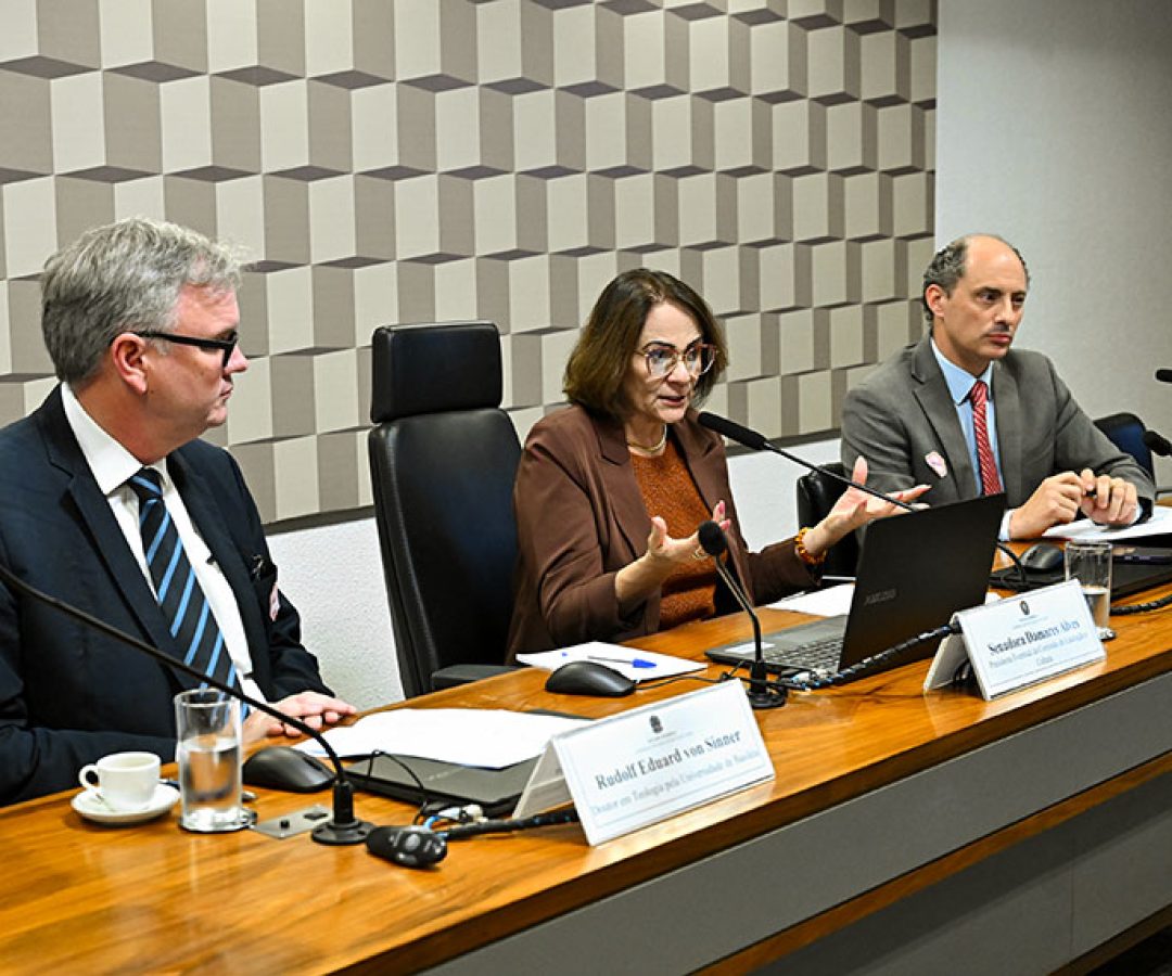 Debatedores questionam na CE projeto que proíbe alterar textos da Bíblia — Senado Notícias