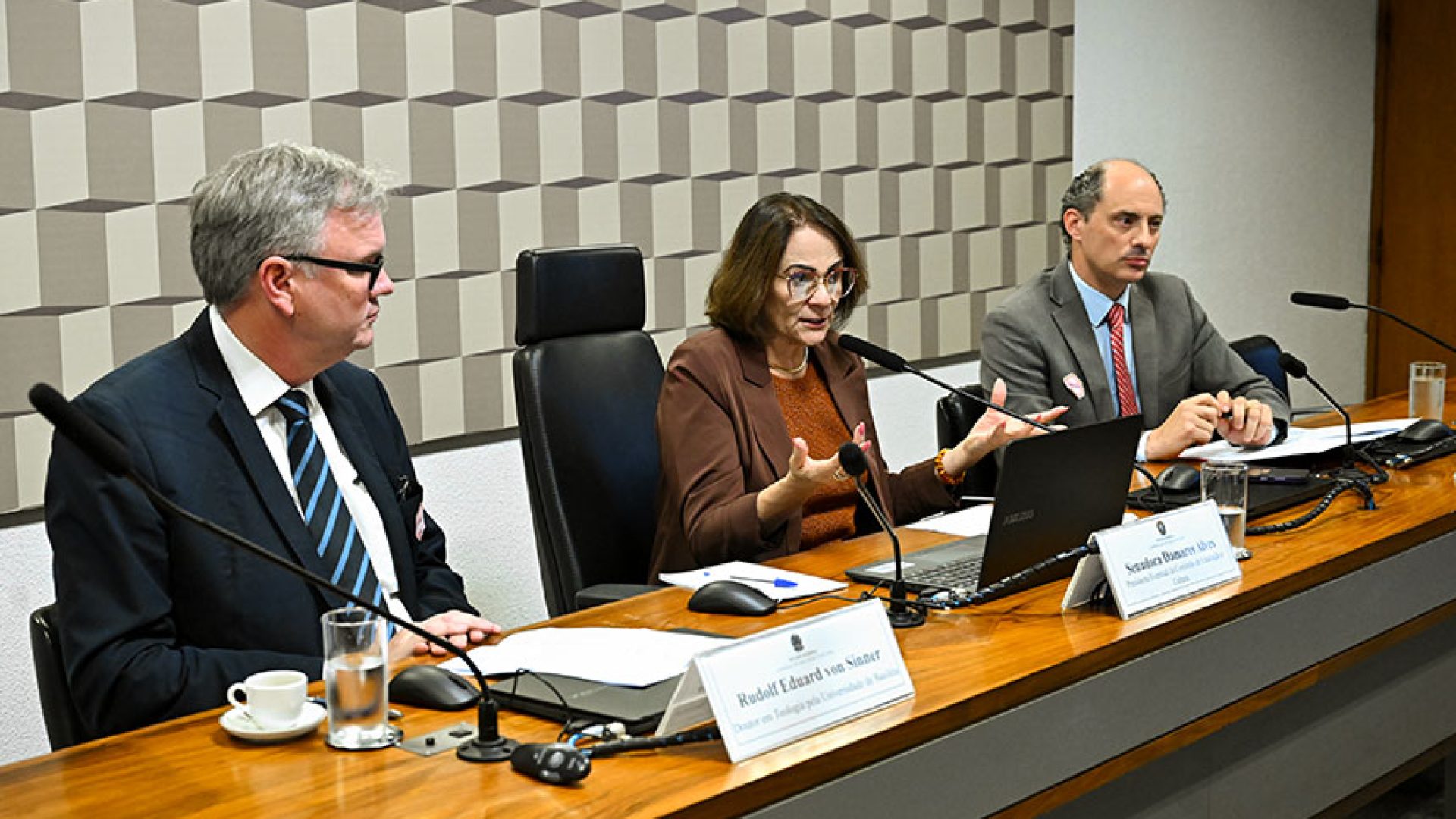 Debatedores questionam na CE projeto que proíbe alterar textos da Bíblia — Senado Notícias