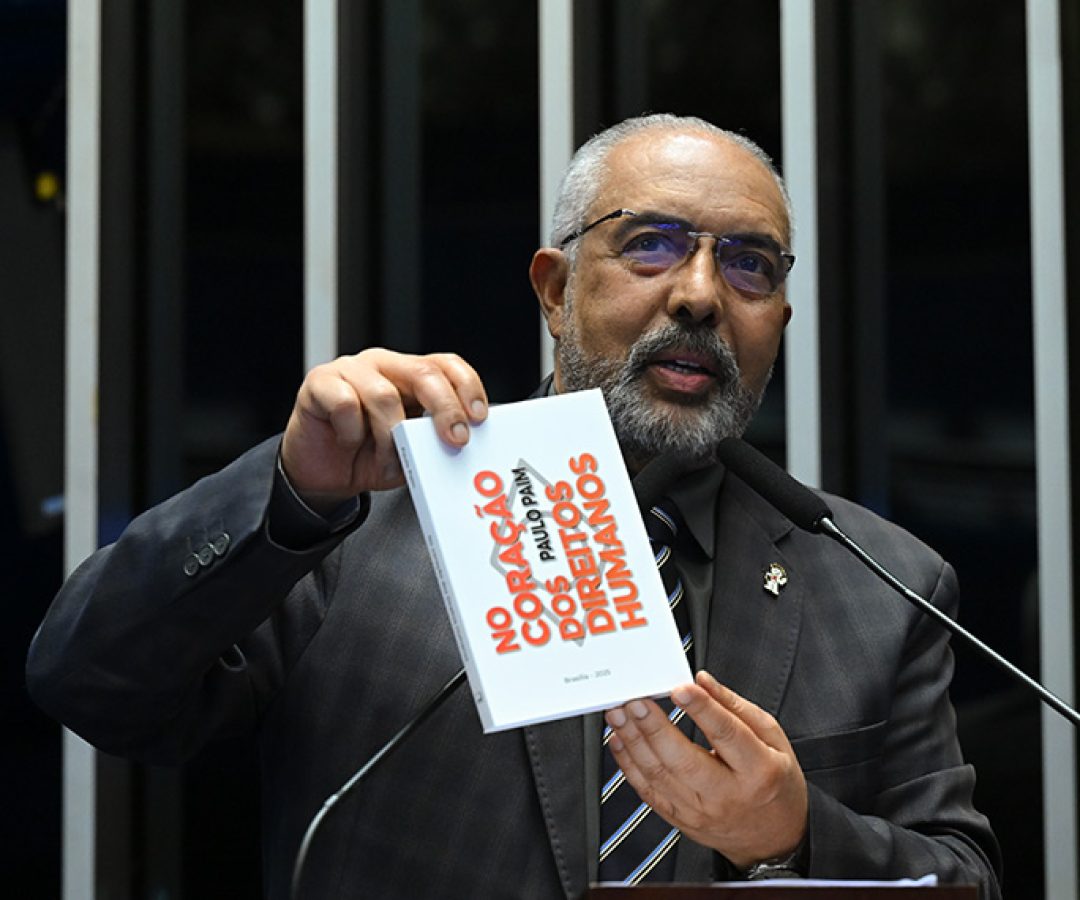 Senador Paulo Paim (PT-RS) em discurso à tribuna.