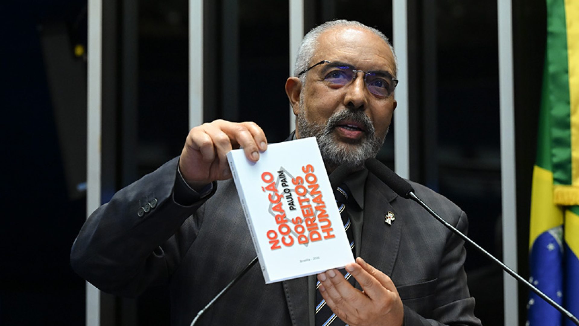 Senador Paulo Paim (PT-RS) em discurso à tribuna.