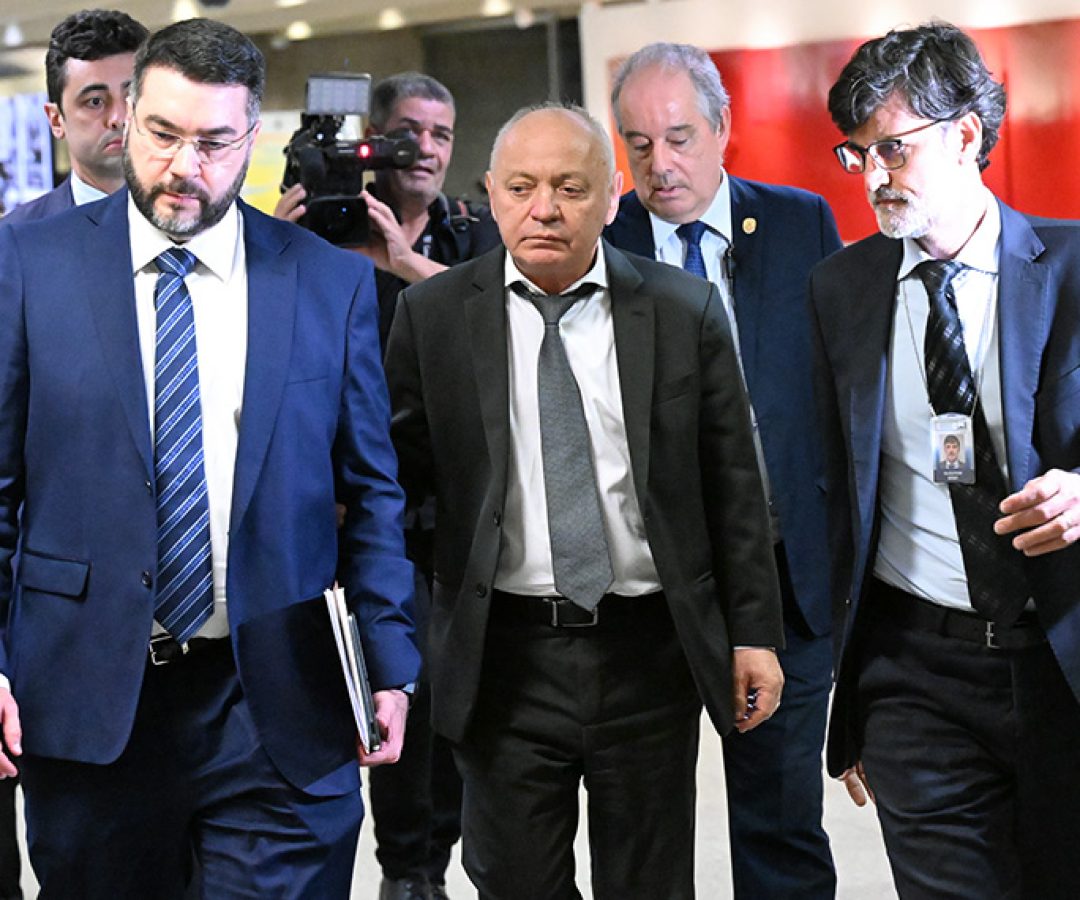 Presidente da Confederação Brasileira dos Trabalhadores da Pesca e Aquicultura (CBPA), Abraão Lincoln Ferreira da Cruz, deixa a sala da CPMI escoltado pela Polícia do Senado após receber voz de prisão.