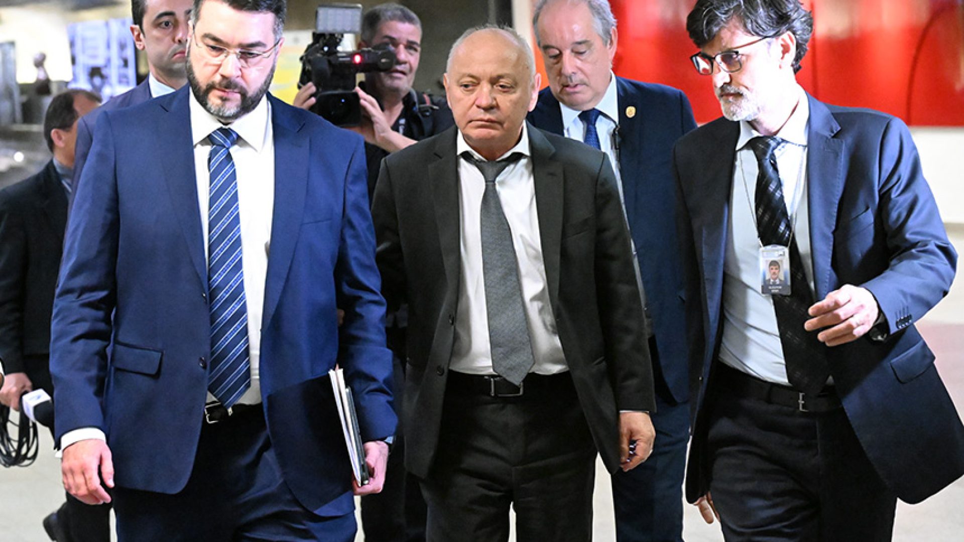Presidente da Confederação Brasileira dos Trabalhadores da Pesca e Aquicultura (CBPA), Abraão Lincoln Ferreira da Cruz, deixa a sala da CPMI escoltado pela Polícia do Senado após receber voz de prisão.