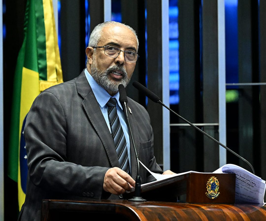 Em discurso, à tribuna, senador Paulo Paim (PT-RS).