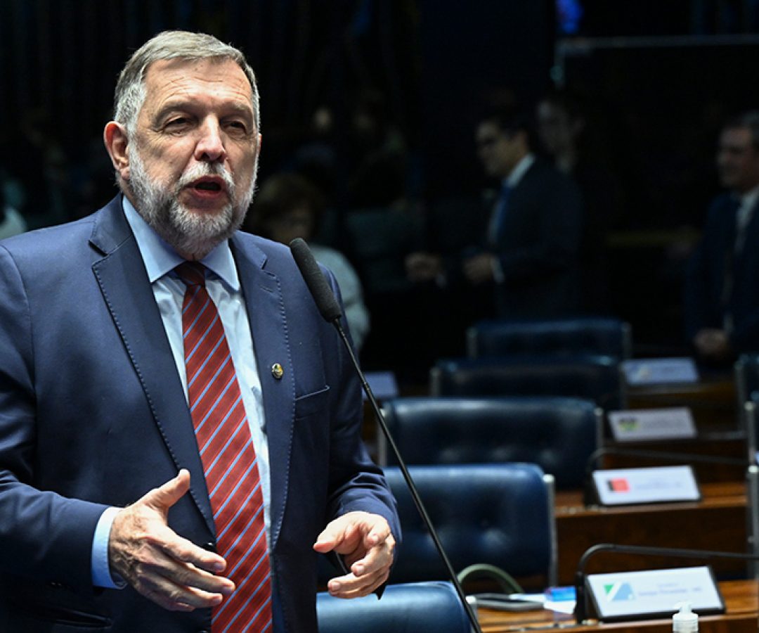 Senador Flávio Arns (PSB-PR) em pronunciamento à bancada.