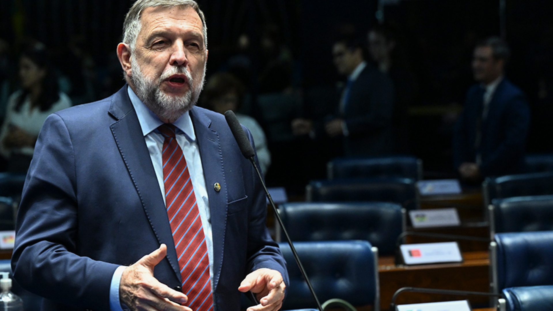 Senador Flávio Arns (PSB-PR) em pronunciamento à bancada.