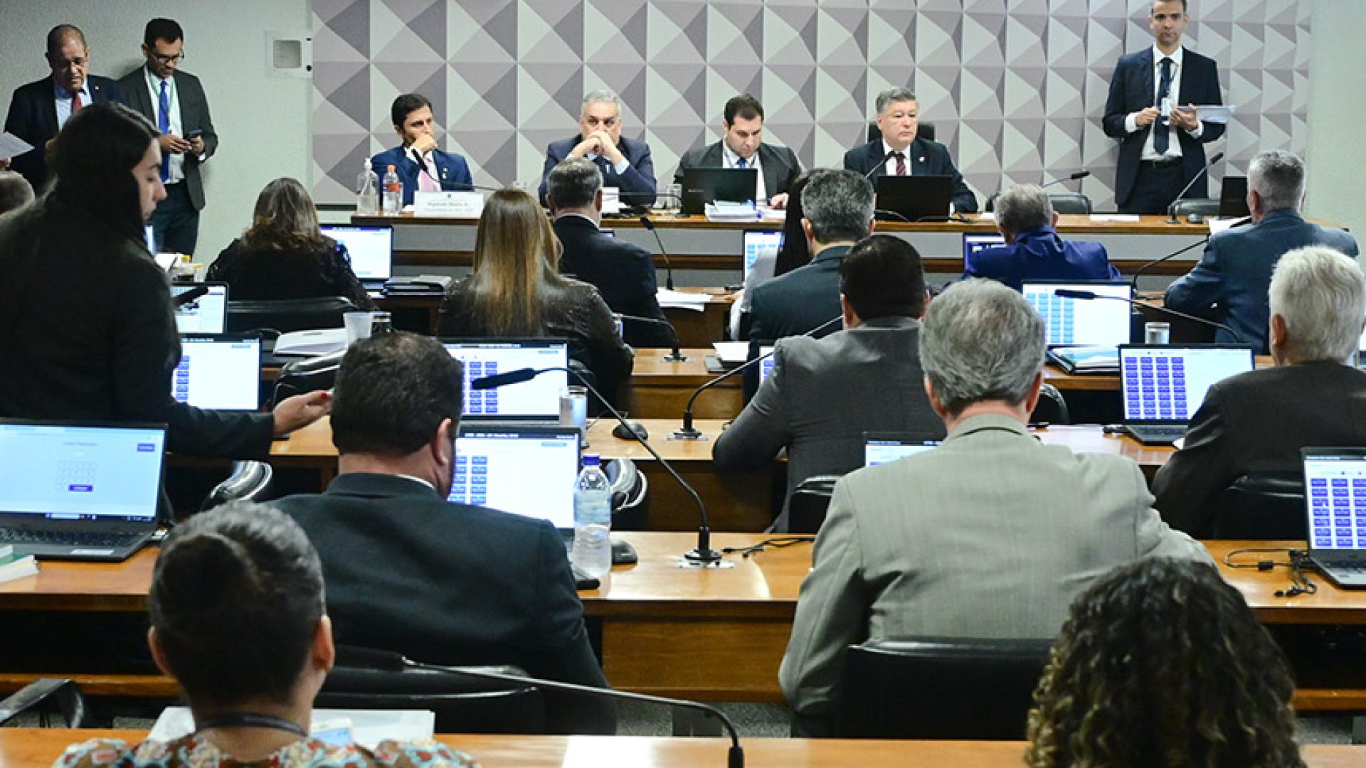 Dirigente de associação investigada por descontos depõe à CPMI na segunda — Senado Notícias