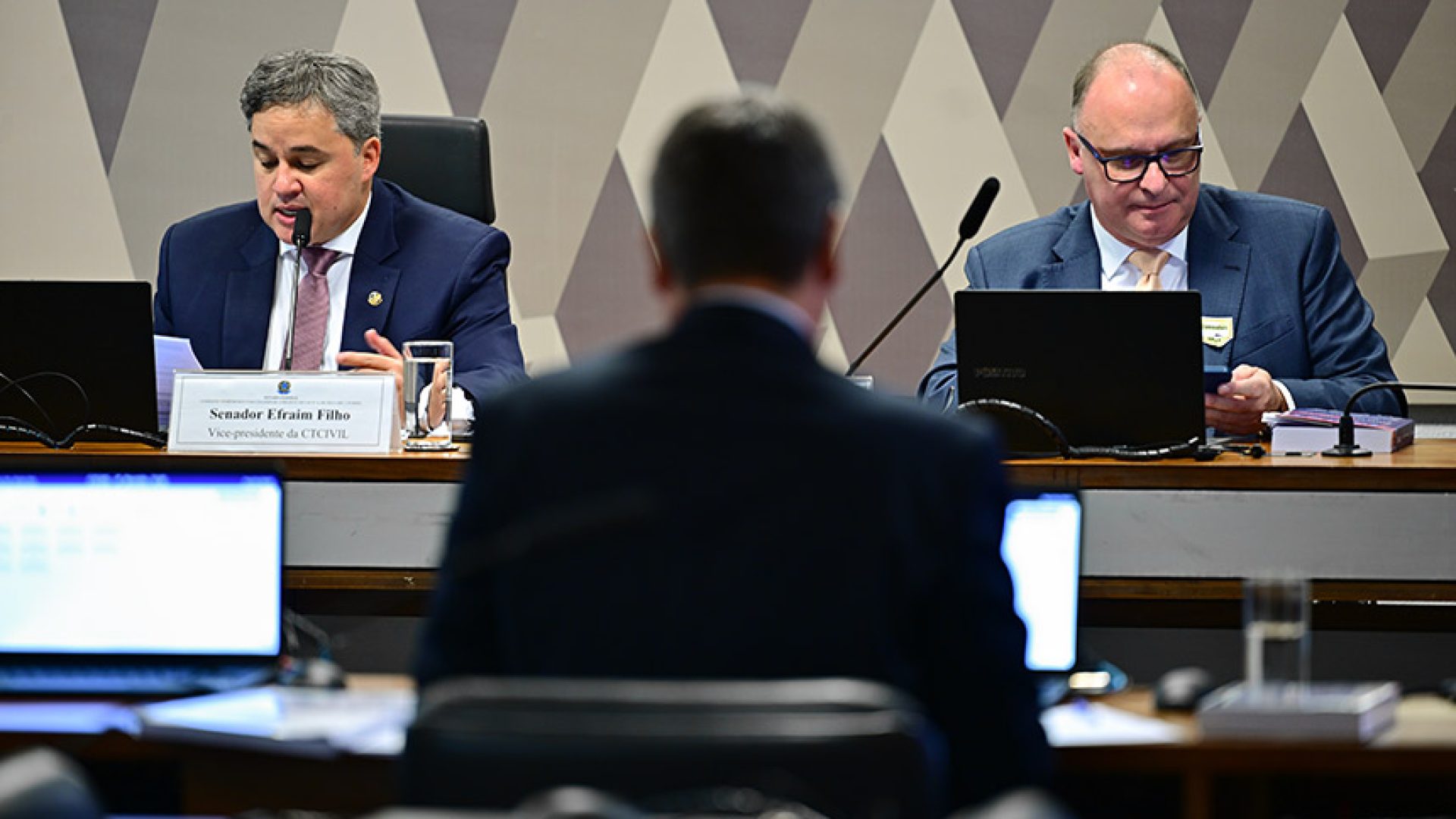 regras contratuais devem garantir equilíbrio, destacam juristas — Senado Notícias
