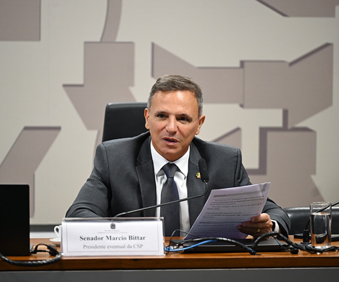À mesa, presidente eventual da CSP, senador Marcio Bittar (PL-AC), conduz reunião.