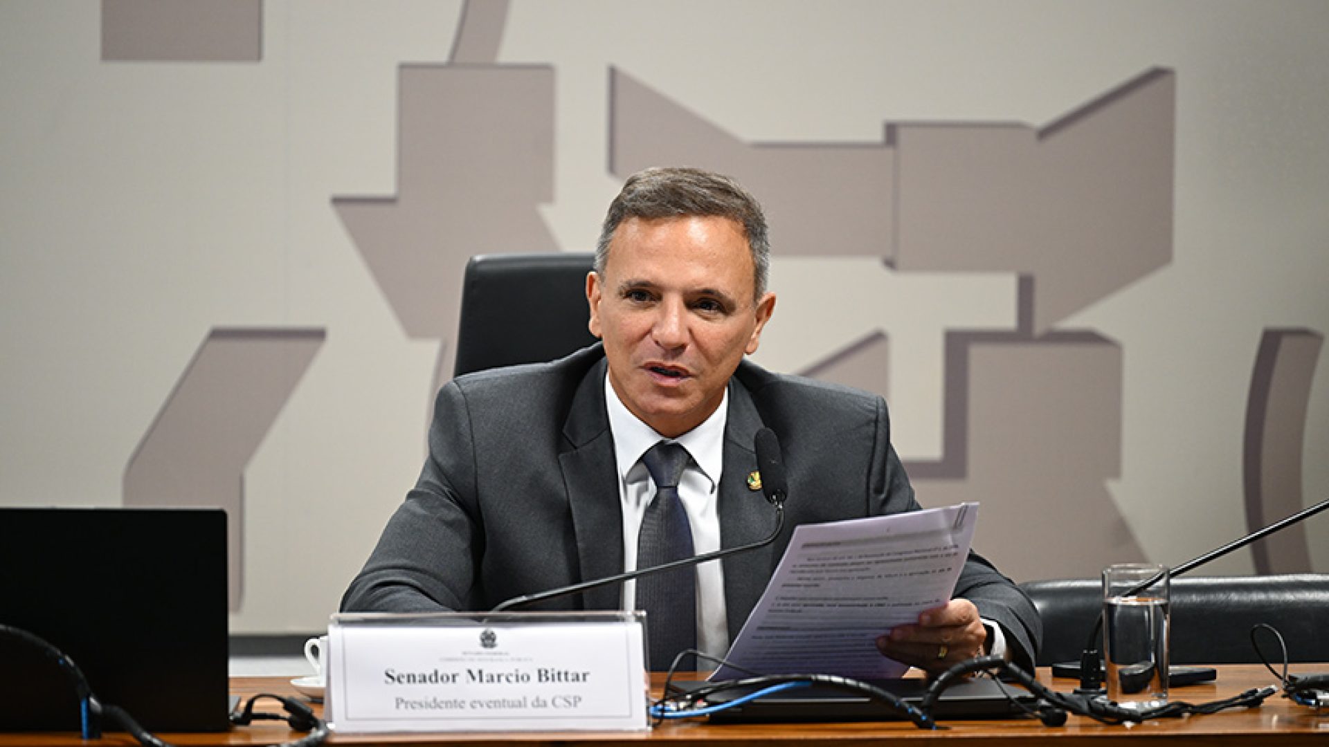 À mesa, presidente eventual da CSP, senador Marcio Bittar (PL-AC), conduz reunião.