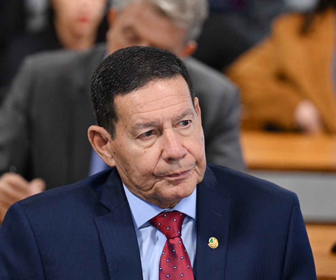 Em destaque, à bancada, senador Hamilton Mourão (Republicanos-RS).