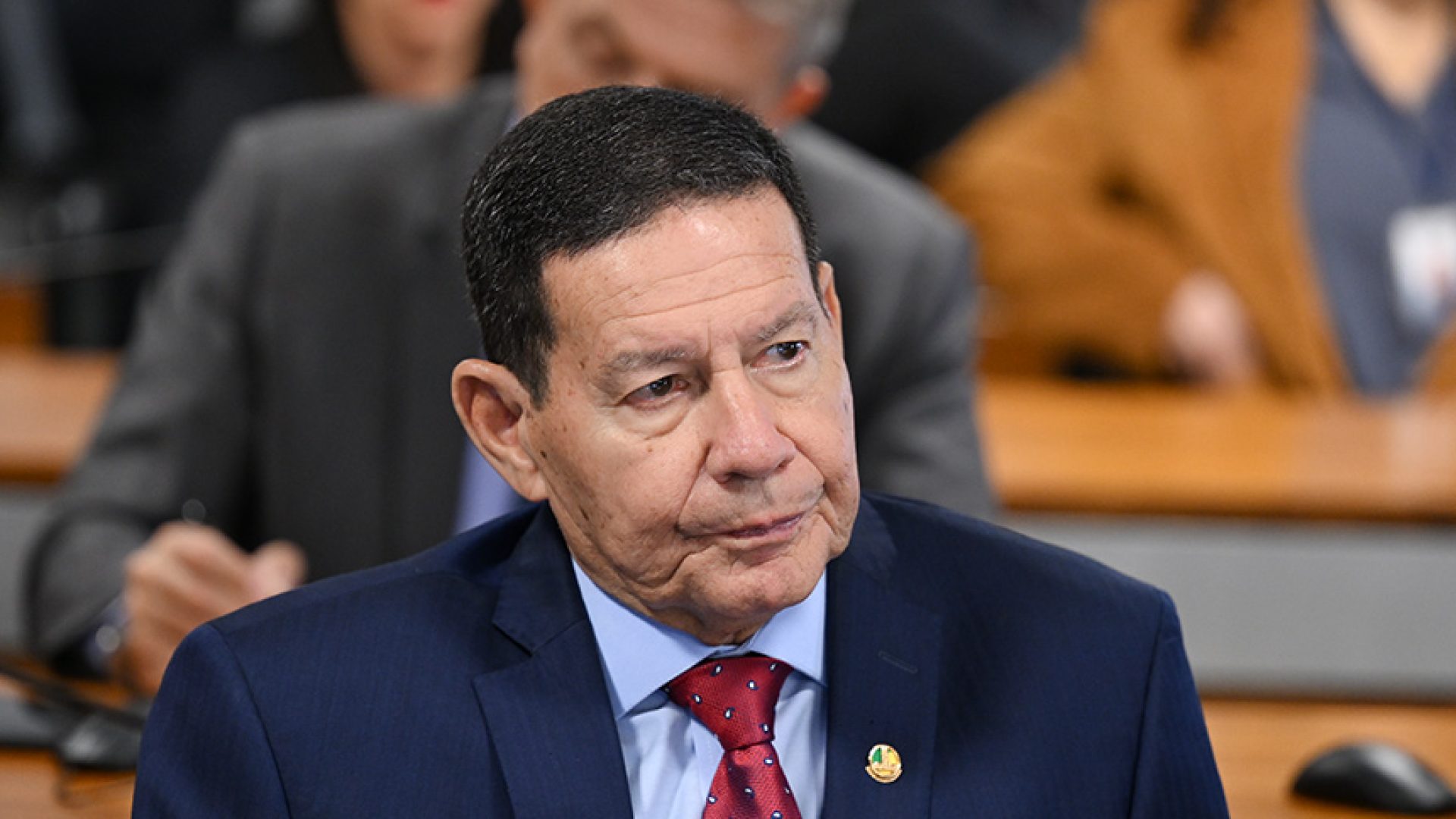 Em destaque, à bancada, senador Hamilton Mourão (Republicanos-RS).