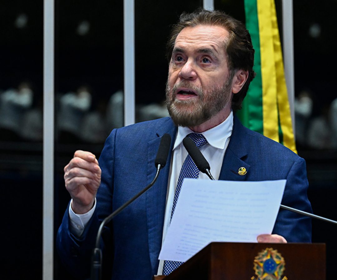 Em discurso, à tribuna, senador Plínio Valério (PSDB-AM).