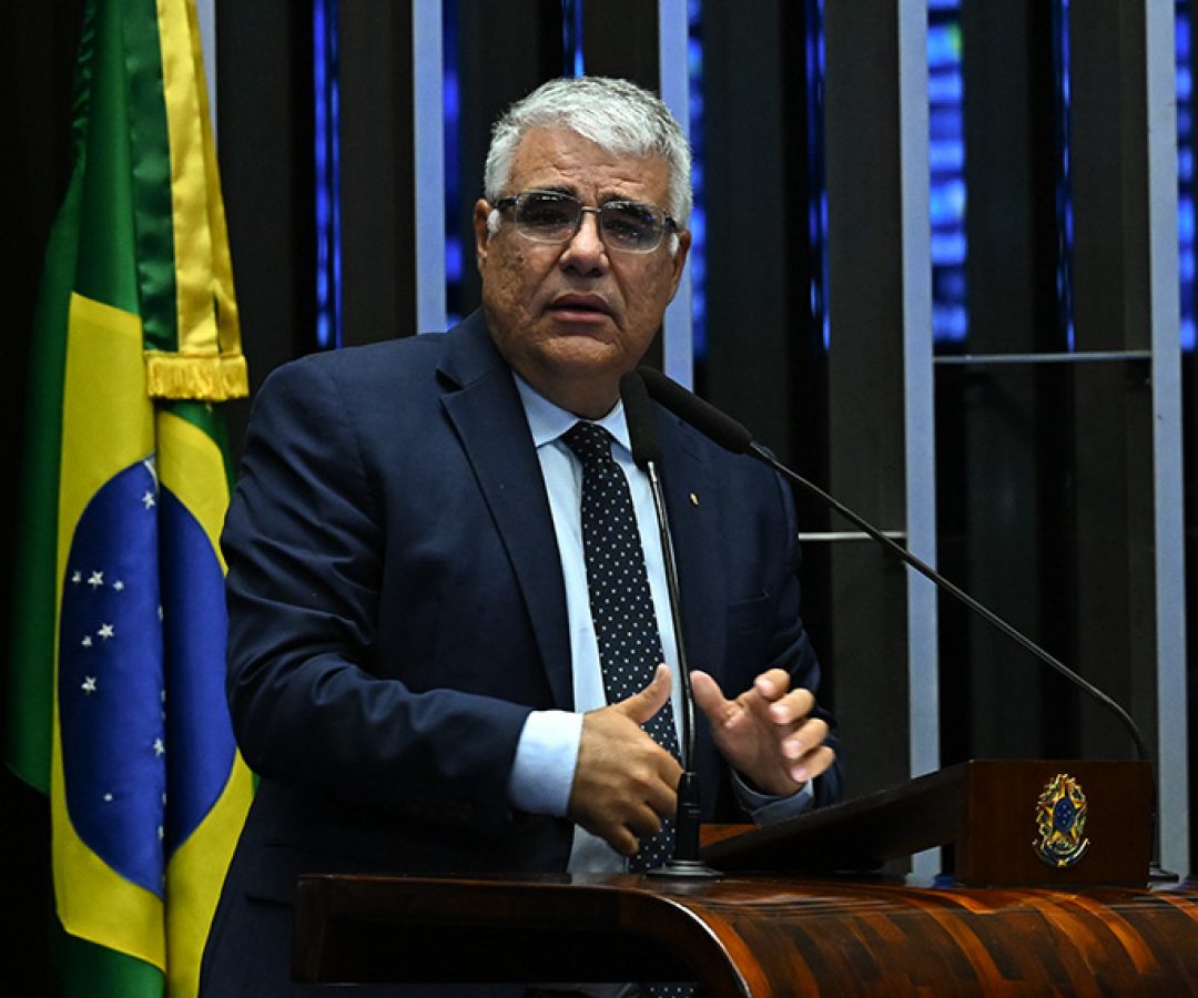 Em discurso, à tribuna, senador Eduardo Girão (Novo-CE).