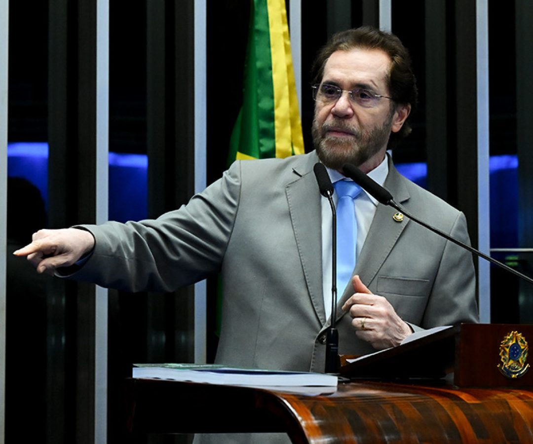Em discurso, à tribuna, senador Plínio Valério (PSDB-AM).