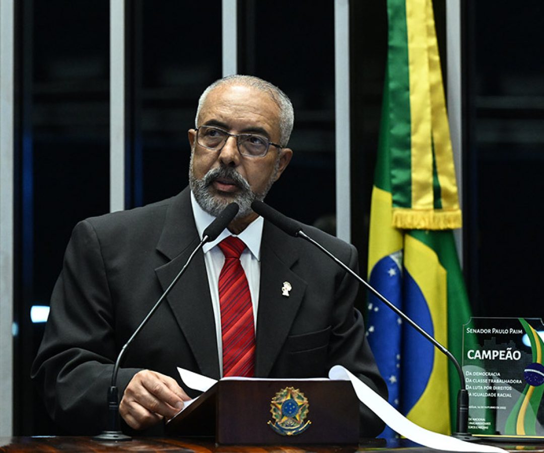 Senador Paulo Paim (PT-RS) em discurso à tribuna.
