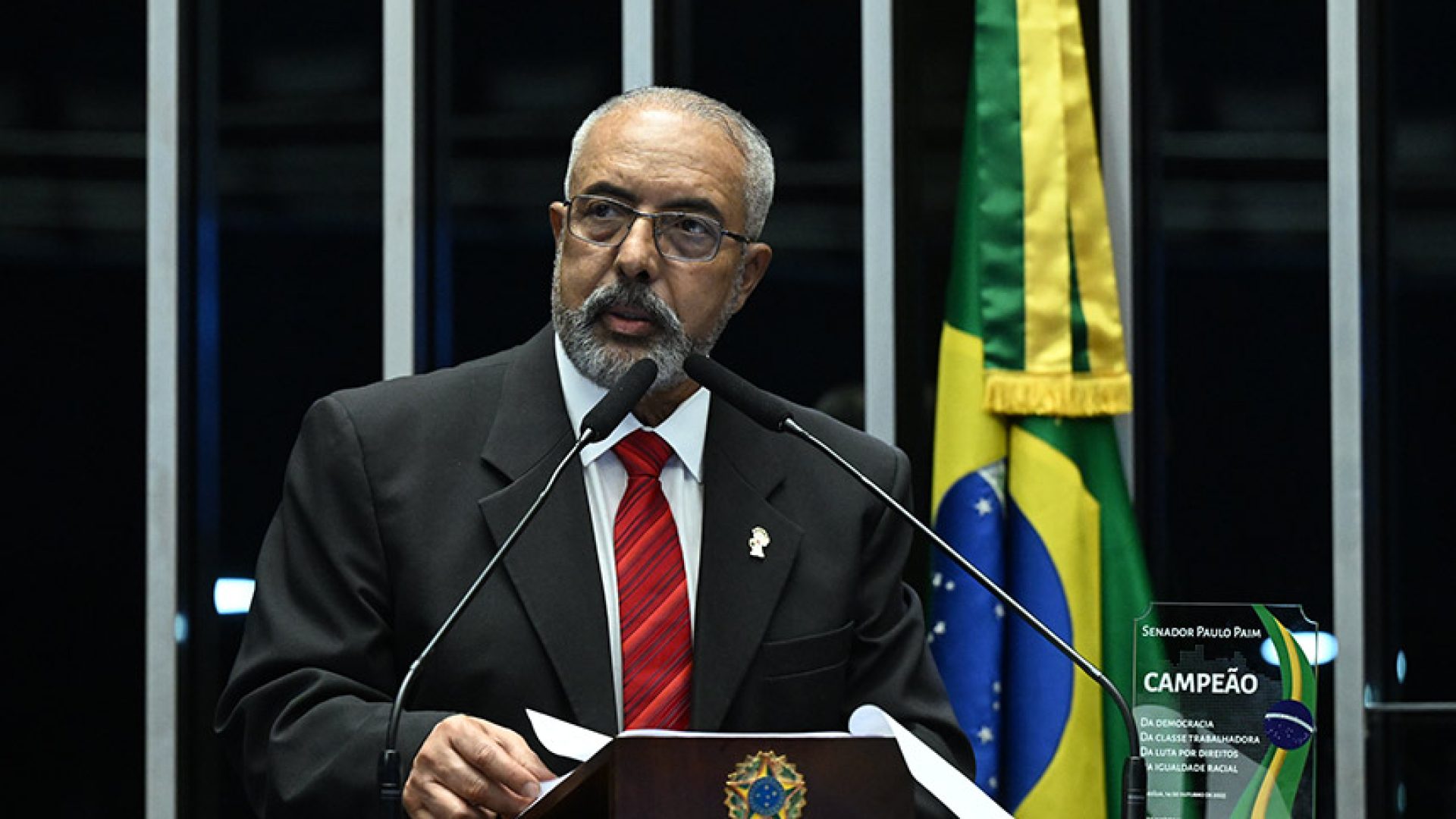 Senador Paulo Paim (PT-RS) em discurso à tribuna.