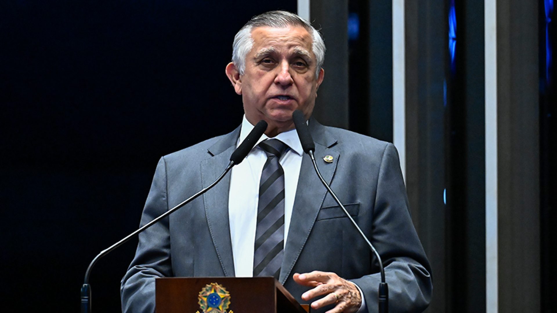 Senador Izalci Lucas (PL-DF) em discurso à tribuna.