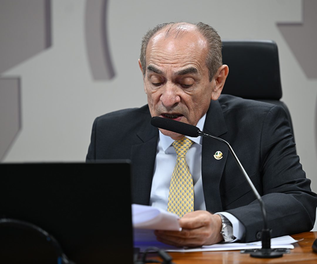Presidente da CAS, senador Marcelo Castro (MDB-PI) conduz reunião.