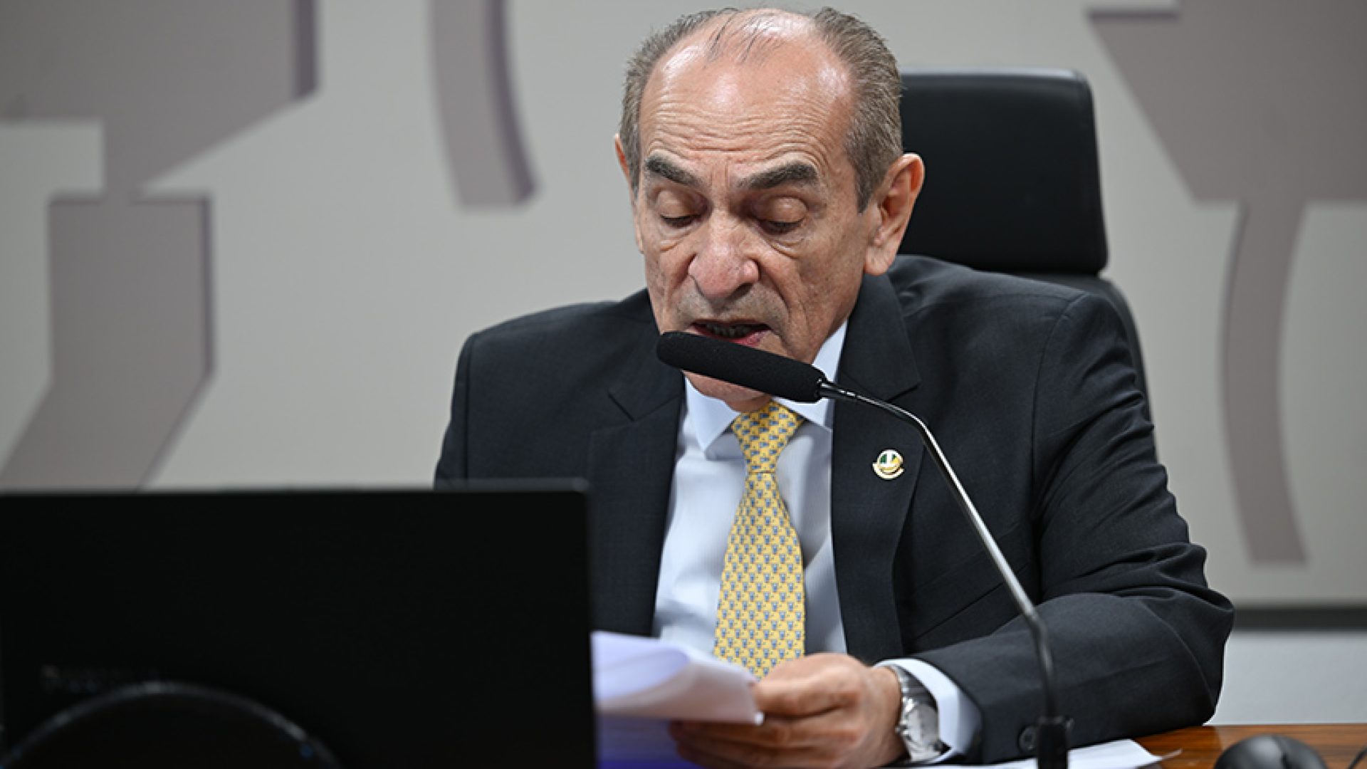 Presidente da CAS, senador Marcelo Castro (MDB-PI) conduz reunião.
