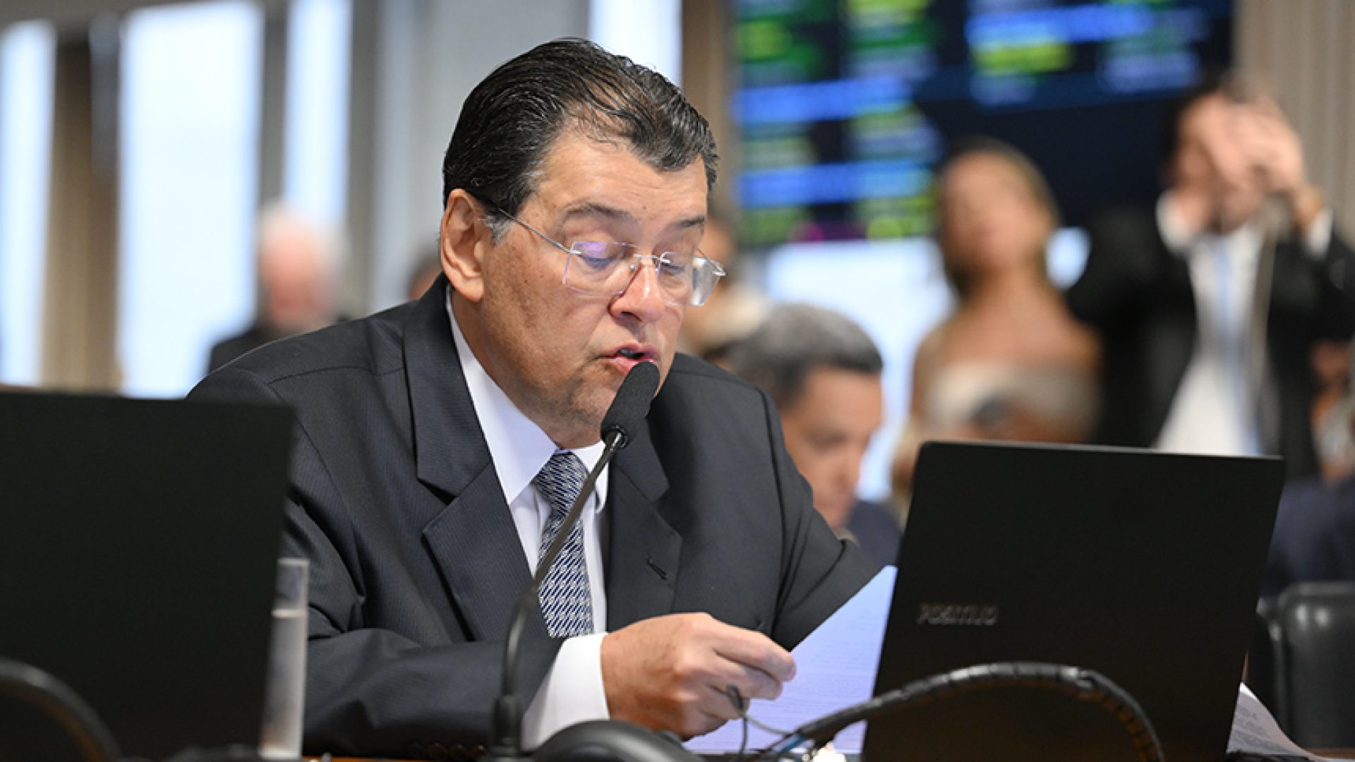 Em pronunciamento, à bancada, relstor do PL 3.084/2025, senador Eduardo Braga (MDB-AM).
