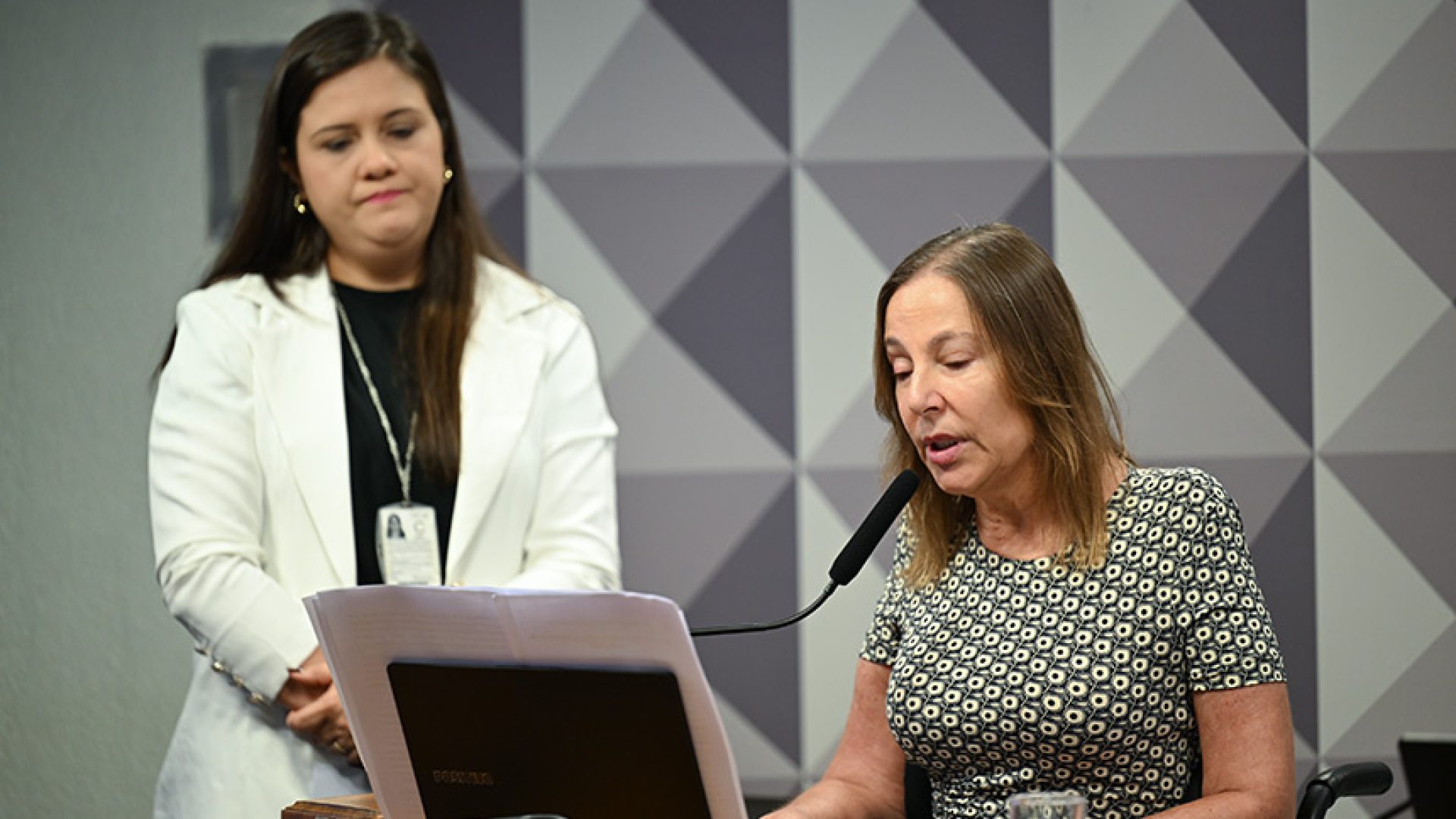 À mesa, em pronunciamento, vice-presidente da CDH, senadora Mara Gabrilli (PSD-SP).