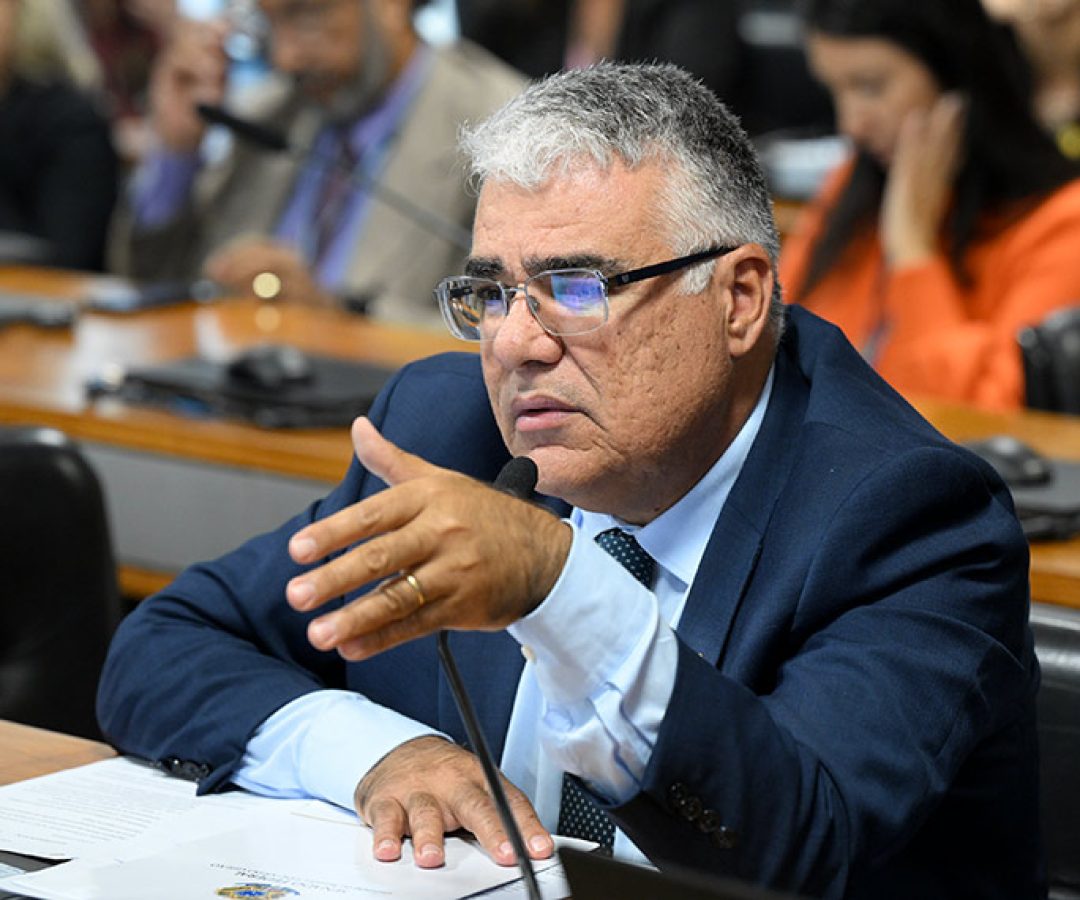 Em pronunciamento, à bancada, senador Eduardo Girão (Novo-CE).