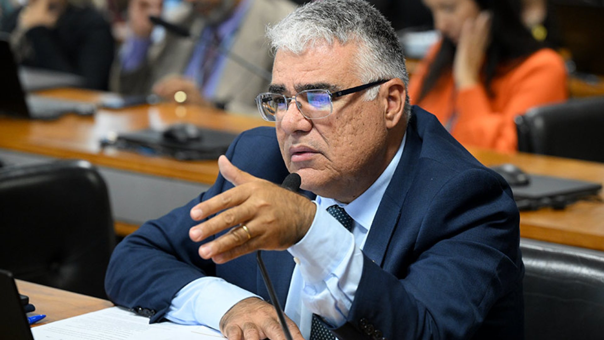 Em pronunciamento, à bancada, senador Eduardo Girão (Novo-CE).