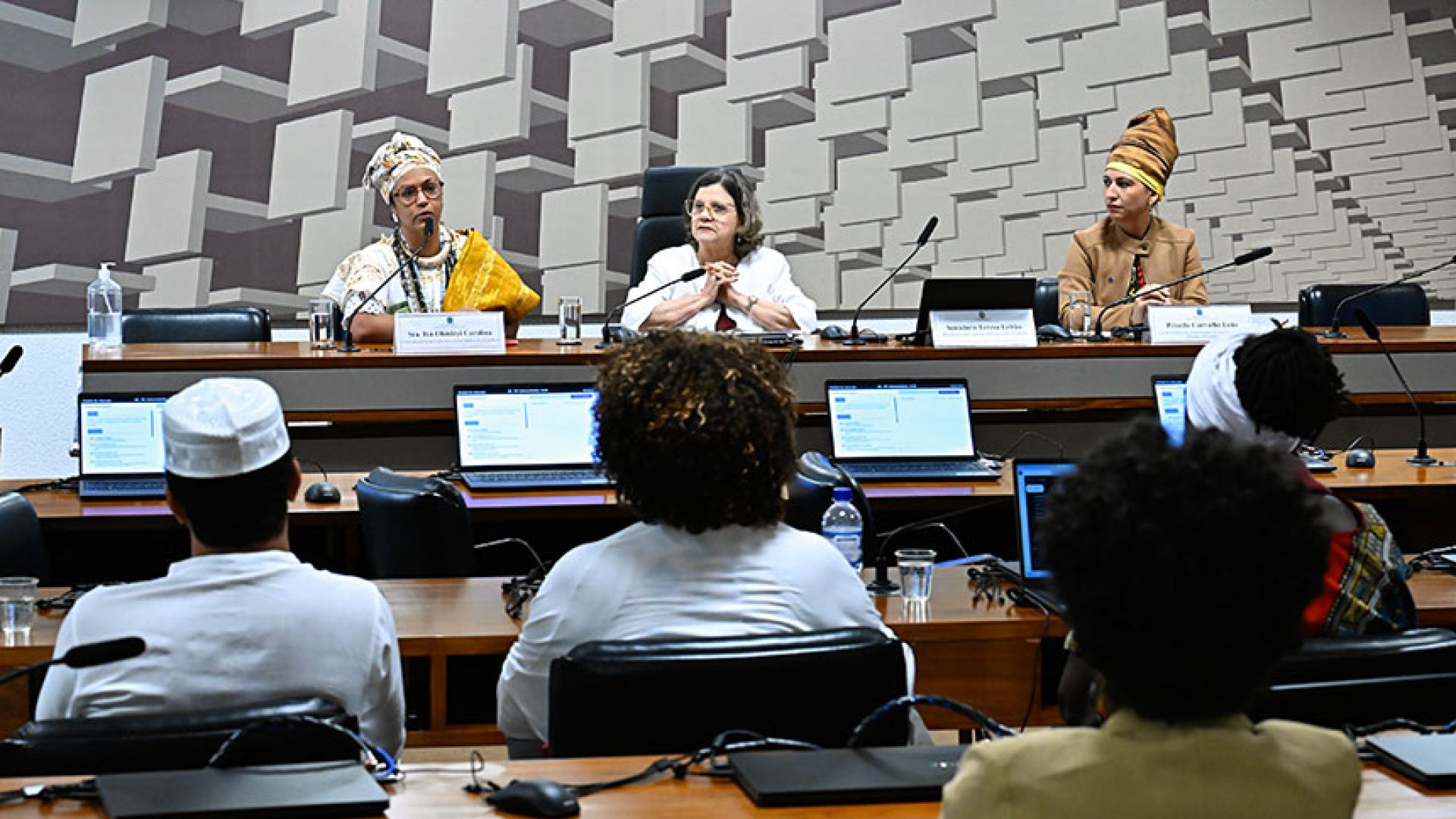Debate defende política nacional em favor de povos de terreiro e matriz africana — Senado Notícias
